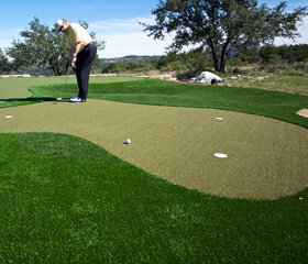 image of dave pelz putting on synlawn golf green