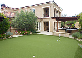 Backyard Putting Green by SYNLawn Golf image of back yard putting green by synlawn golf