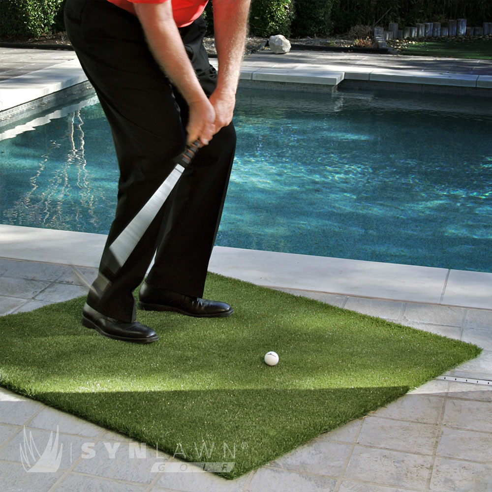 image of man practicing on a SYNLawn Golf portable golf mat